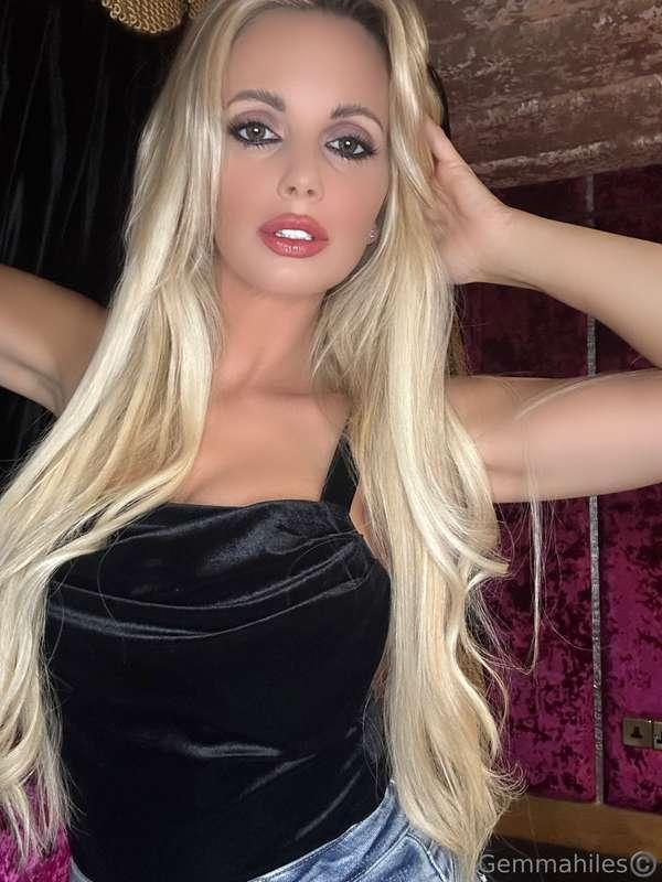 Pillow talk or no talk at all? 🛏️👅