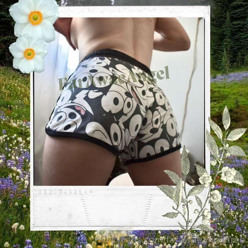 Merry Christmas from my booty to you 🥰🥰🎄✨
— wishing you all ..