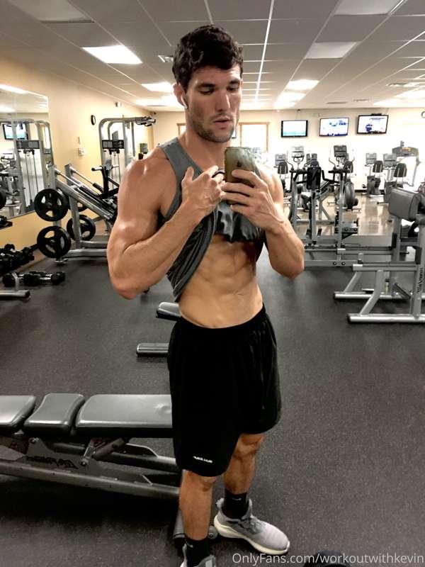 Gym day (push day: working chest, shoulders, tris) GETTTIIIT..