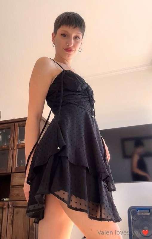 ## I love my black dress and make custom content 🩵