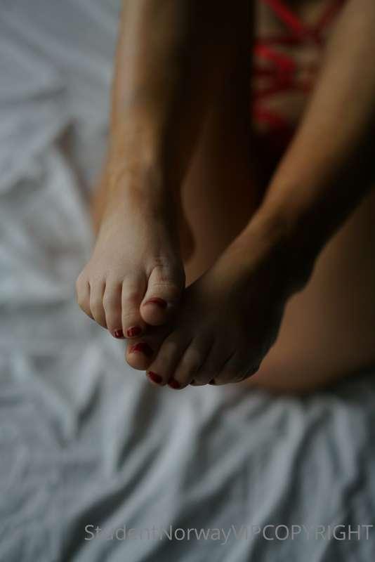 Something for the feet-lovers! 

Vil du jeg skal lage mer co..