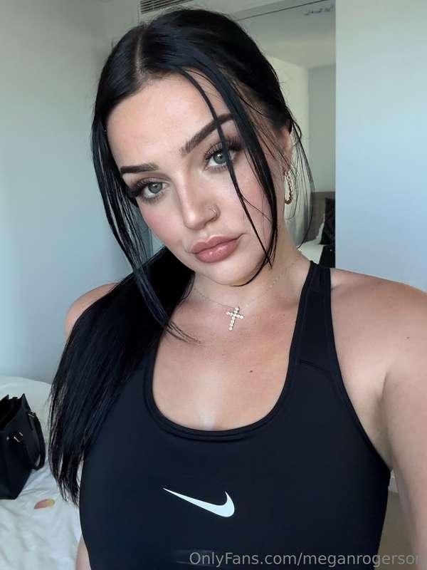 Back from the gym and a sweaty mess 🥵🥵🥵 Who wants to help cl..