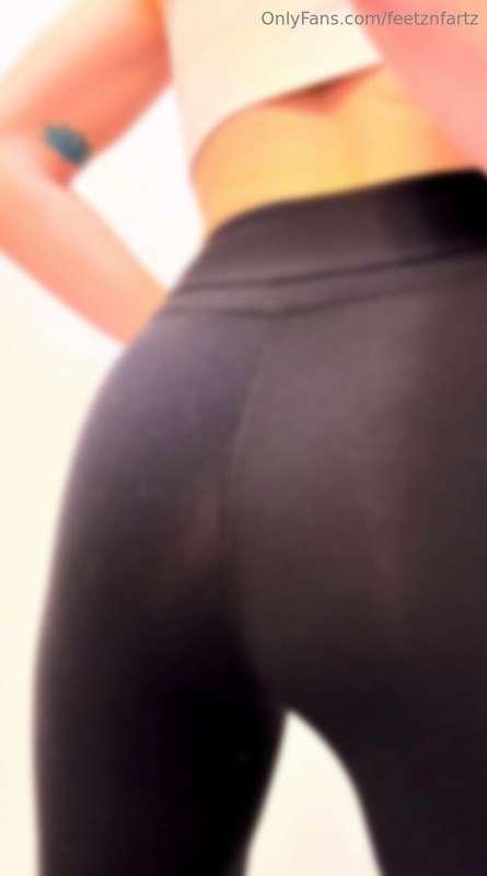 Who wants to see my tight ass rip farts in tight leggings? H..