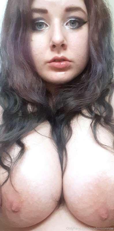 I loved how soft my boobs looked in this pic 🌸🌸 I hope it ge..