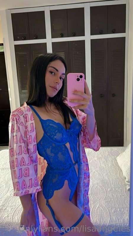 I'm ready to make some waves in my sexy blue bikini 😈💦💦