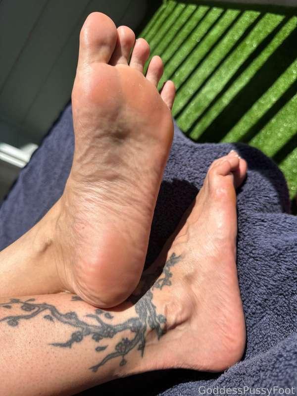 It’s such a gorgeous day here. Feels like summer 🥰 you wish you could lick my smooth and wrinkled soles 🔥