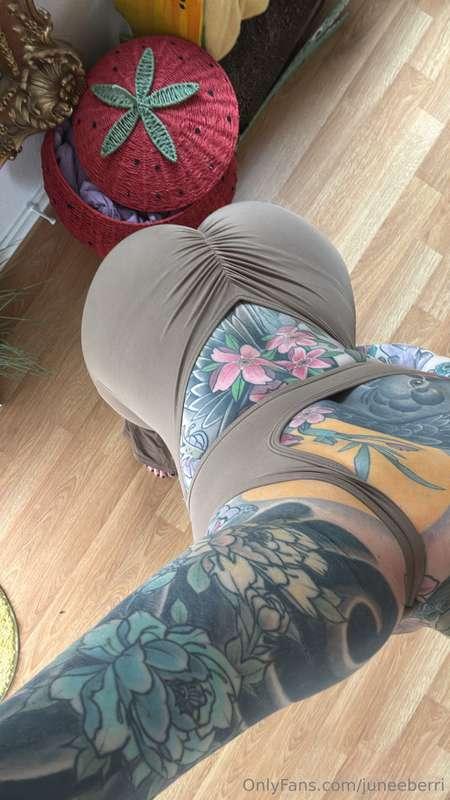 Can you guess my fave position? 😈Let me know in the DMs 😉