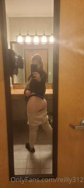 😩 whos down for a 3 way? MMF 😈😈