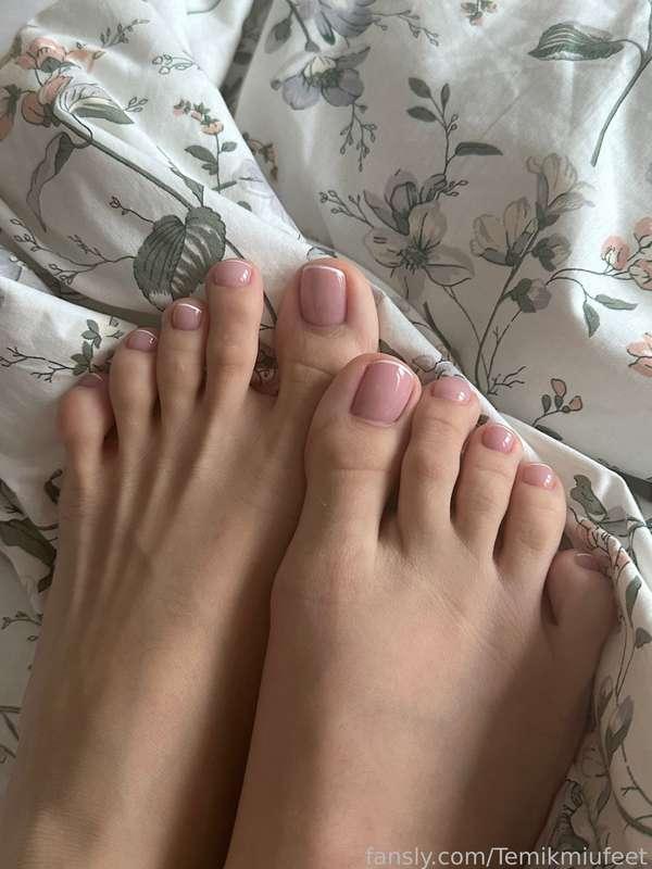 New pedicure 🤍 do u like it? 🤭 


#pedicure #feet #toenails #toes #soles #pinktoenails #footfetish #softfeet 