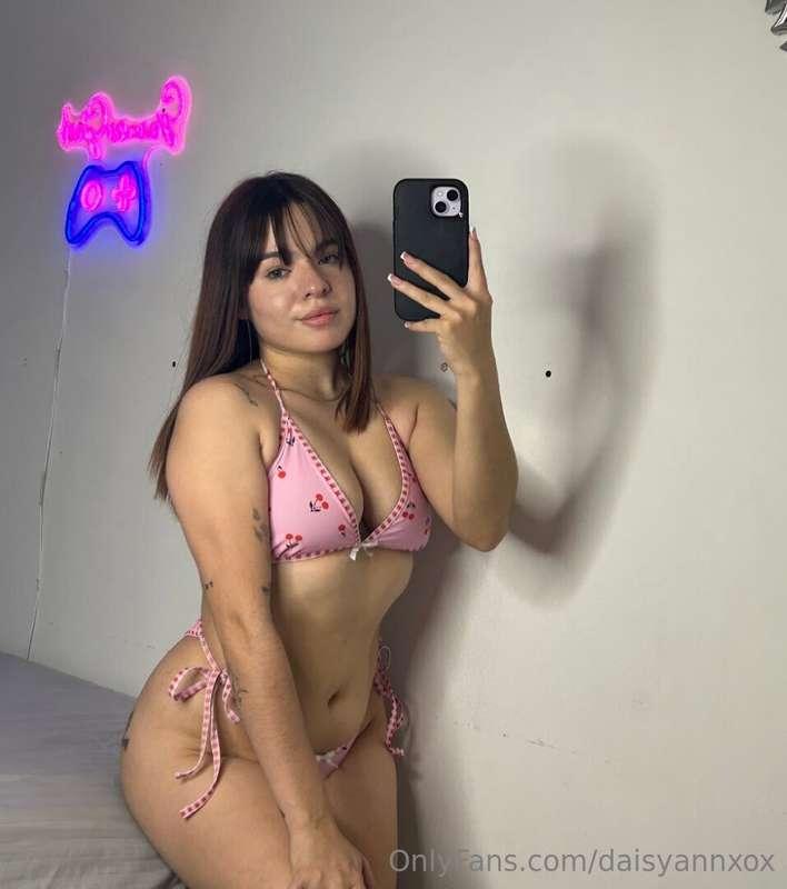 Gia’s got that “oops I didn’t mean to be this sexy” vibe but..