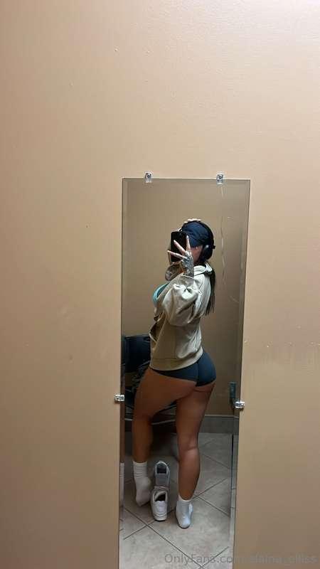 booty pics in gym bathroom mirrors just hit differently 😝