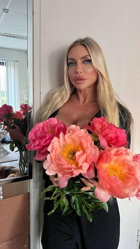 ***Flowers always lift a girl's mood***🌸They bring warmth an..