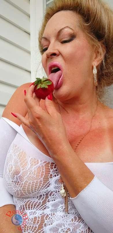 I love to suck on a Strawberry, gets me in the mood!!💋💋💋💋