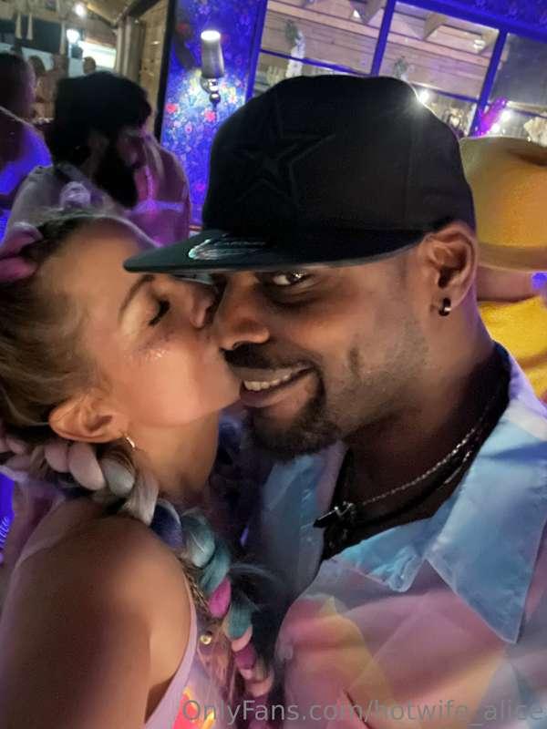 The fuck affair started randomly meeting on a night out and ..