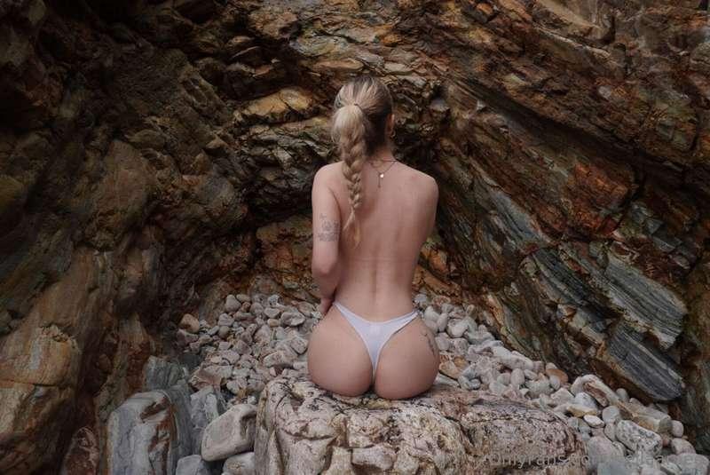 🧜🏼‍♀️🪨🌊