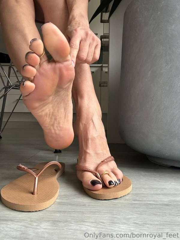 Give me a bath with your tongue foot freak