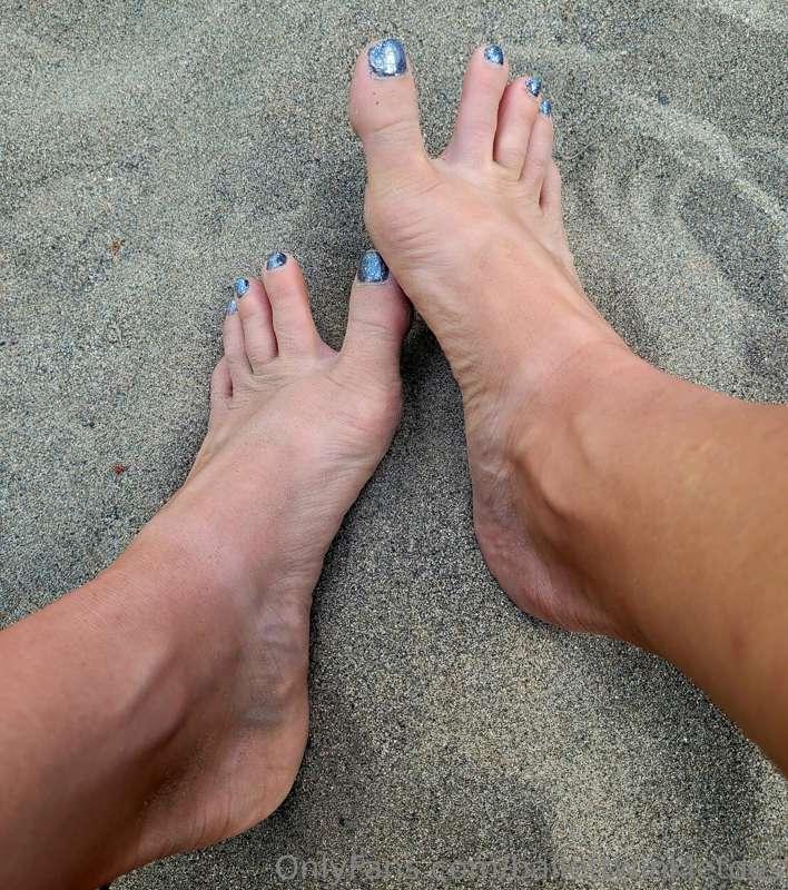 Playing in the sand
👣
(Video on my vip page)