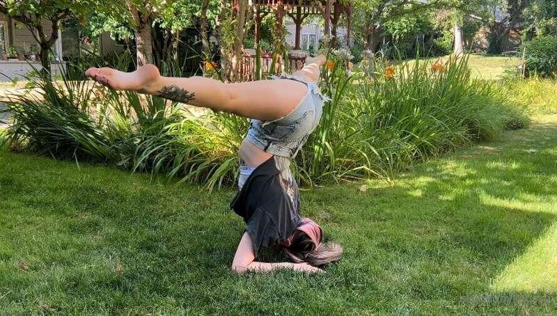 Stretching it out outside 😋
Moving our body in nature is so ..