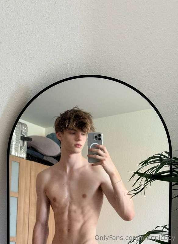 Sun’s out… should the shirt stay off?☺️☀️