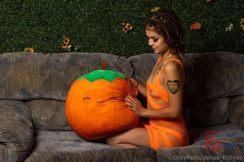 I know y’all wish you were this pumpkin 😘🎃Should I do a live..