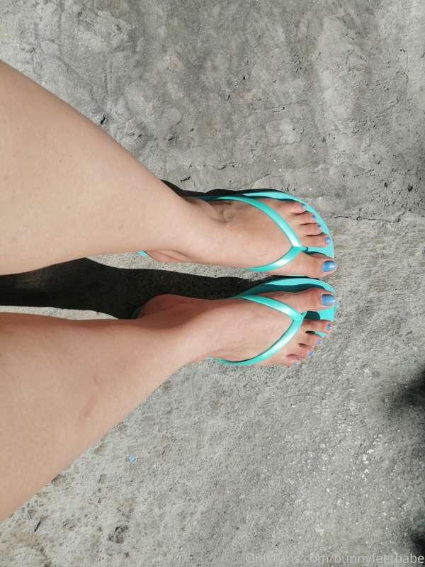 Starting to get sunny. Do you like my flipflops?