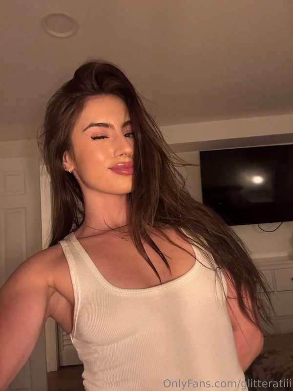 Just a reminder that your fav brunette babe loves to be spoi..