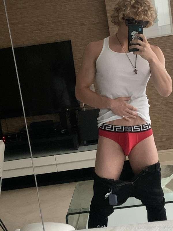Happy hump day y’all 😘😘😍😍 check dms for a surprise 😉😉🙈🙈🤫🤫