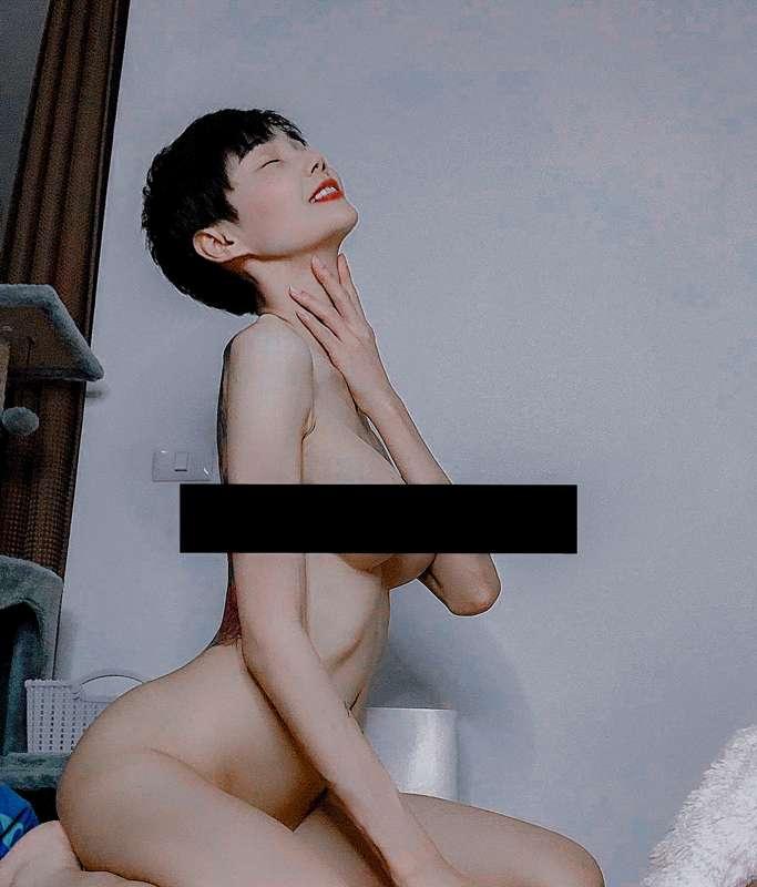 Follow me Please 👉🏻 https://fansly.com/vivian888