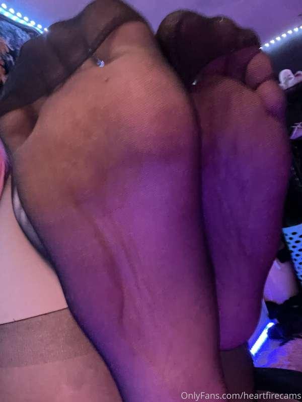 Also throwaway feet pix 😳 tbh I’m a sucker if ladies ever se..