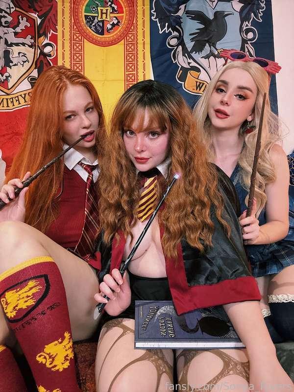 Are you still here? 😱Yes?😏 I see that you’re interested in our previous post about the magical lessons of our special magic with @Alexislust  and @cherrievelvet ✨🪄
Are you ready to join us?😈

#hornyteen #collab #girls #lesbian #fyp #cosplay #redhead #bigtits #curvy 