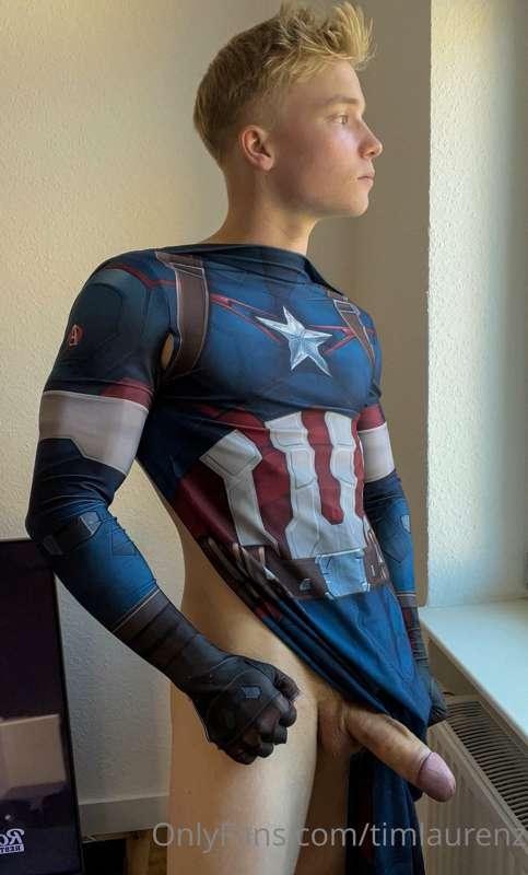 *And here you can see Captain Tim with his COCK hanging out😈..