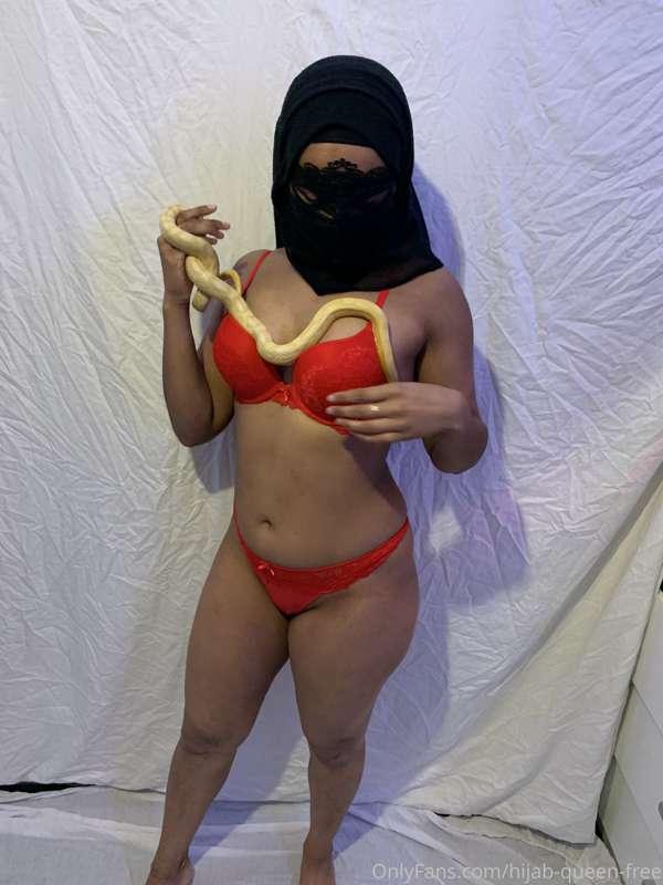 Snake & titties👀