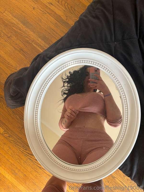 I dare you to slide in my DMs and ask me for a custom 😏