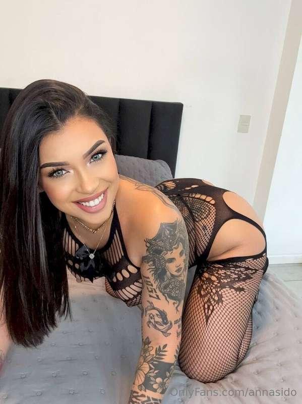 💋 FREE SUB👉 @missfrancescaa 💋💌 She’s not shy — she’s waiting..