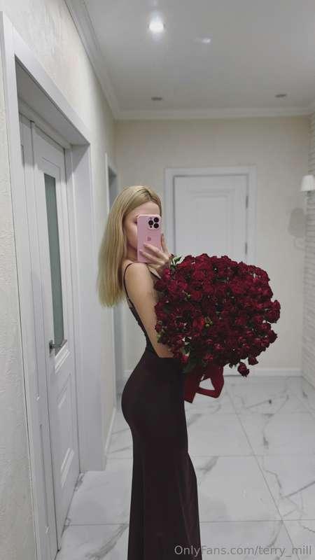 Dark red roses have a special charm and elegance. 🌹🤍 Their v..