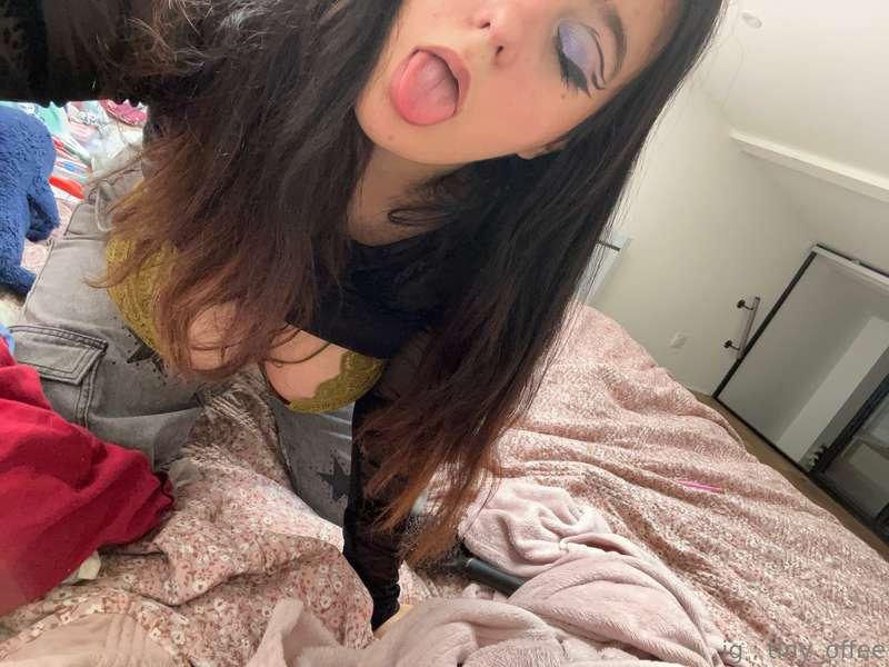 Tu viens me dire bonjour ? :3❀┈┈┈❀┈┈┈❀┈┈┈❀ENG : You're sayin..