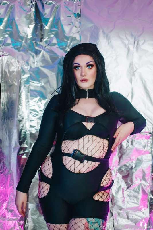 Do you like my bodysuit? ✨ I think it looks so good with the fishnets and black hair 🖤

#fyp #bodysuit #fishnets #goth #gothgirl #blackhair #hips #thighs #tattoos #thicc #tall #tallgirl