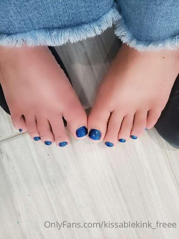 Got a gel pedicure.. where are my foot fetishists? 😉👣