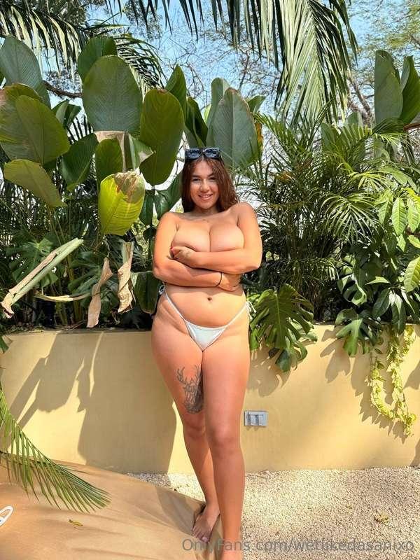 Feeling the sun’s on my naked skin… it’s getting hot out her..