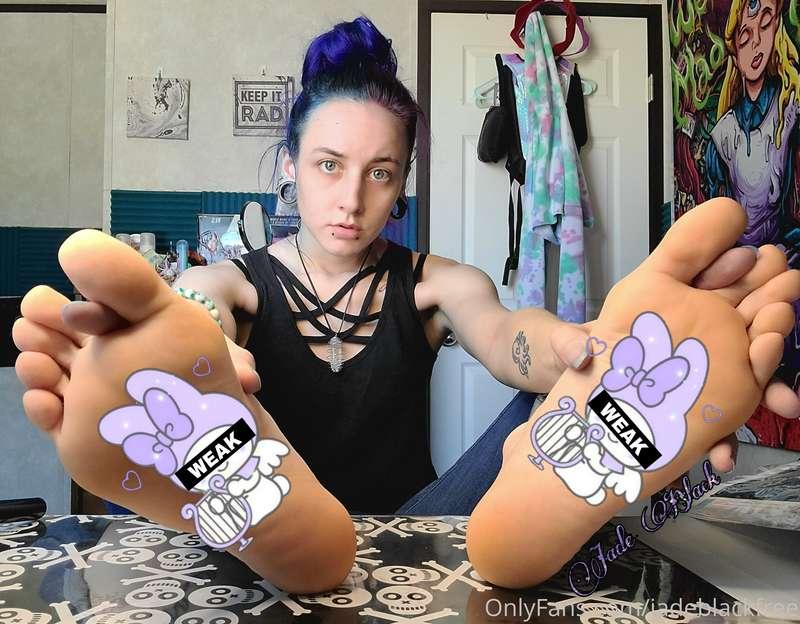 *foot fetish* (*soles*)
High quality photos of my soles in i..