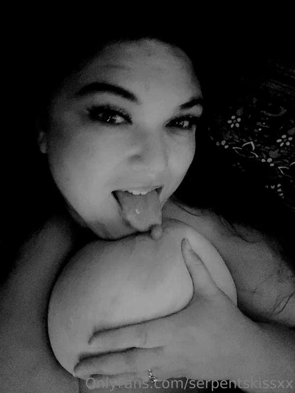 Who likes it when I suck my own tits? 🤤🙋‍♀️ I know I do! 😂😁