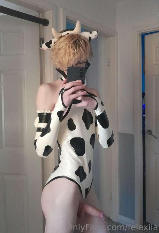 Some latex cow outfit pictures! I love this leotard so much ..