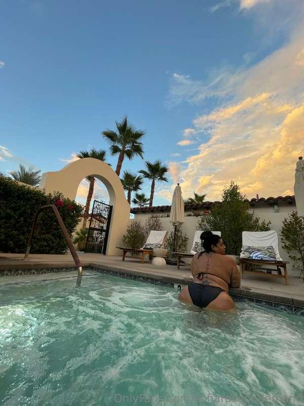 Take a dip with me in the pool or dip deep into my tight 🐱?