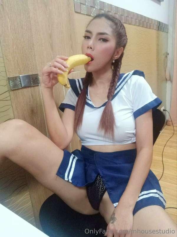 Model Selfie  Calro Set 12 Lick Banana
