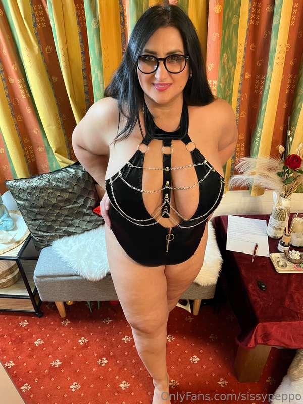 Do you like me innocent or naughty? 😳😈