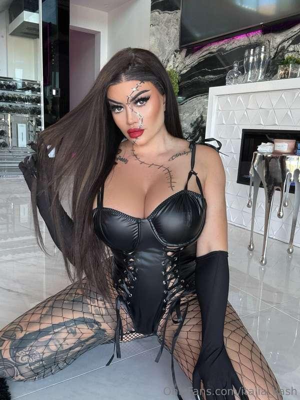 I am not a freak... I just 😝 LOOOVE TO FUCK MY TIGHT PUSSY 😝..