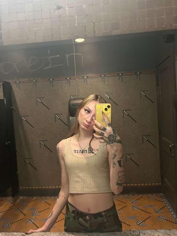 Lets go to the bar so i can give u head in the bathroom