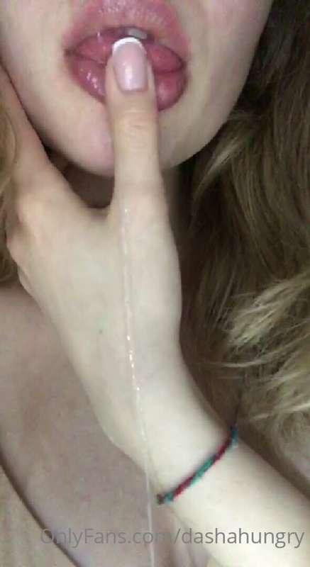 This finger caresses my lips and mouth so sexy that it horny..