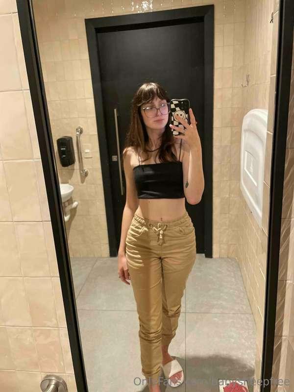 I went to the mall, look how I was dressed 🤭 

https://onlyf..