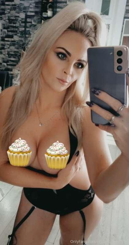 Who's brave enough to eat cake in bed? 😏